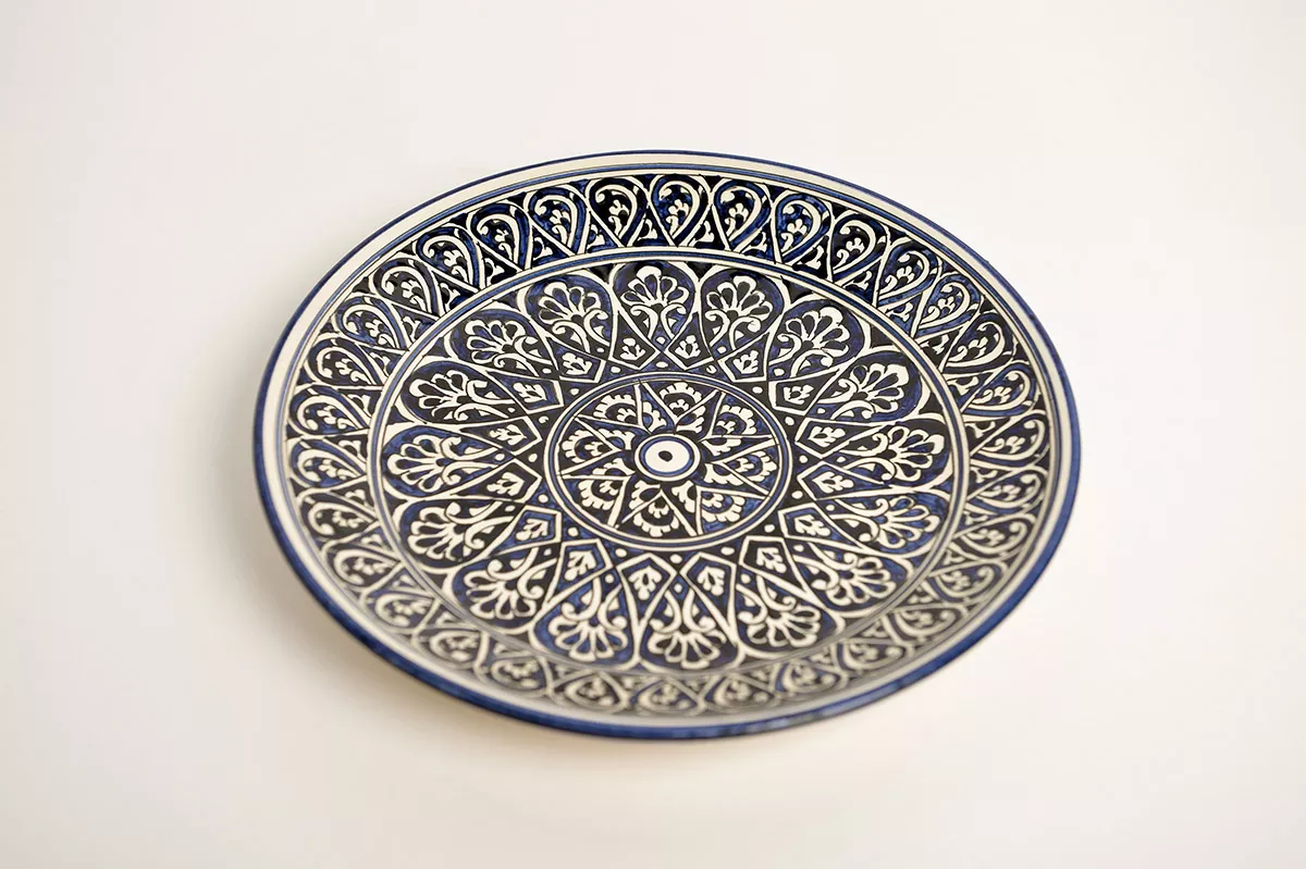 Ceramic plate with bold blue design