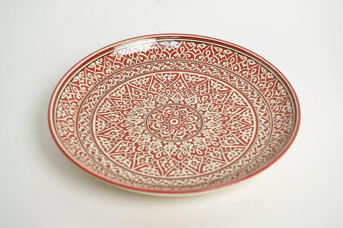 Medium ceramic plate with attractive red design
