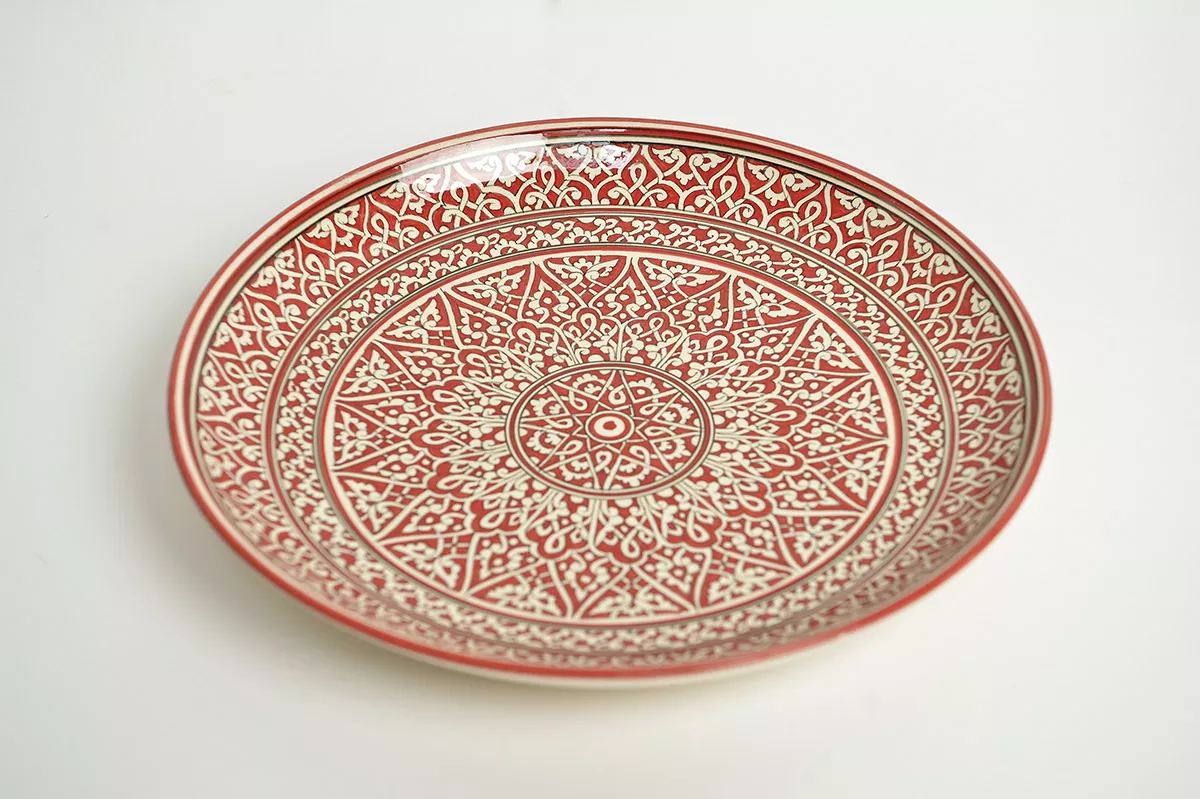 Assiette de présentation en céramique rouge