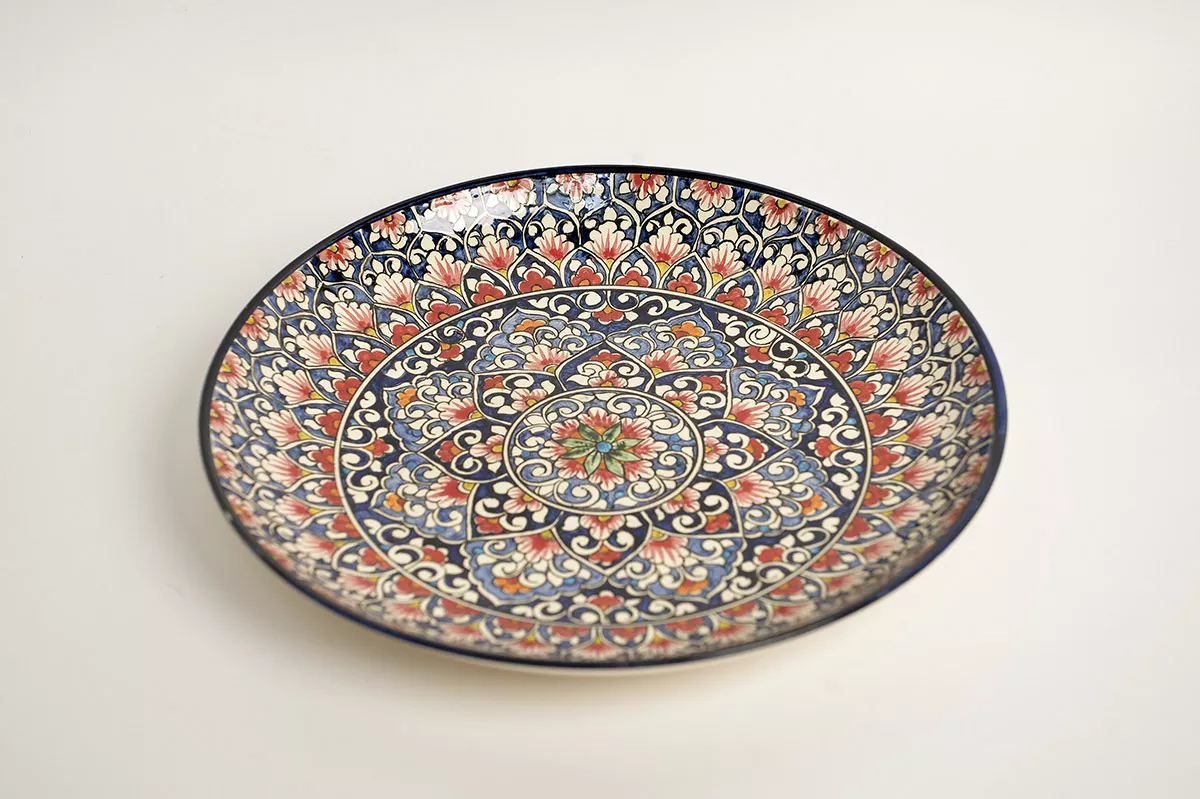 Assiette de présentation aux motifs bleus et rouges