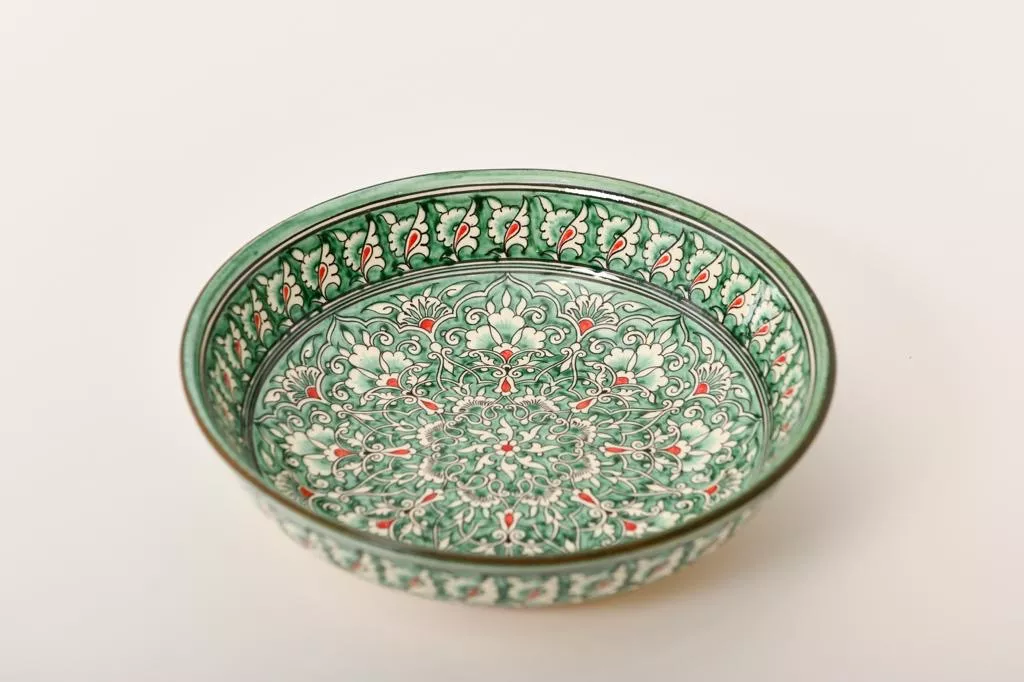 Plat en céramique fabriqué à la main avec un motif floral