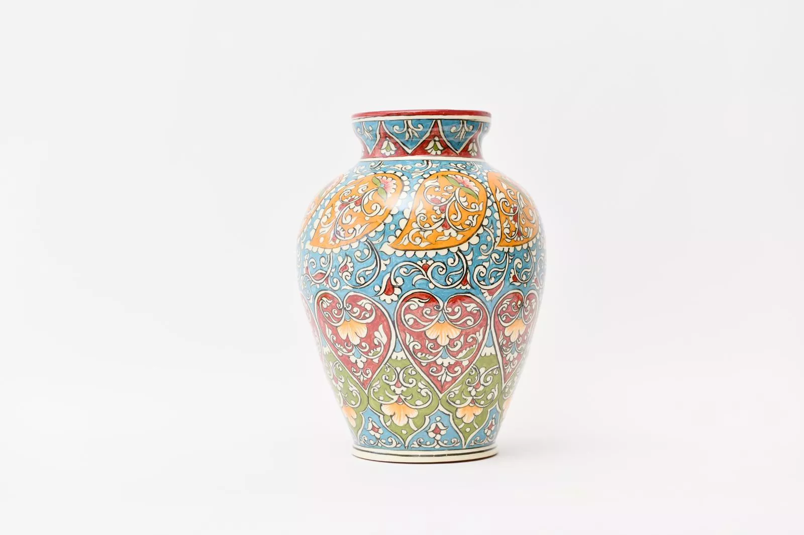 Vase avec des motifs floraux traditionnels