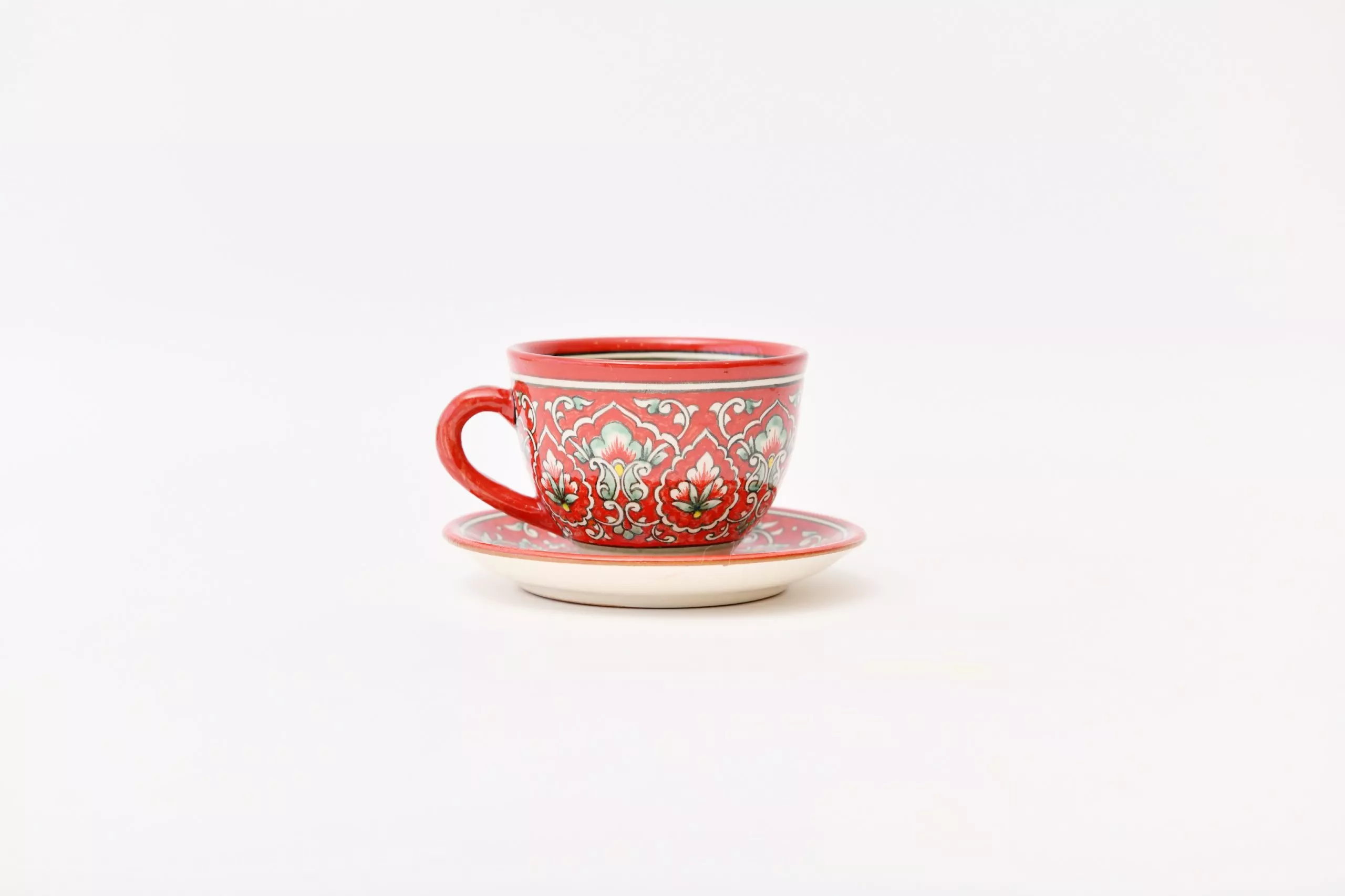 Tasse et soucoupe rouges