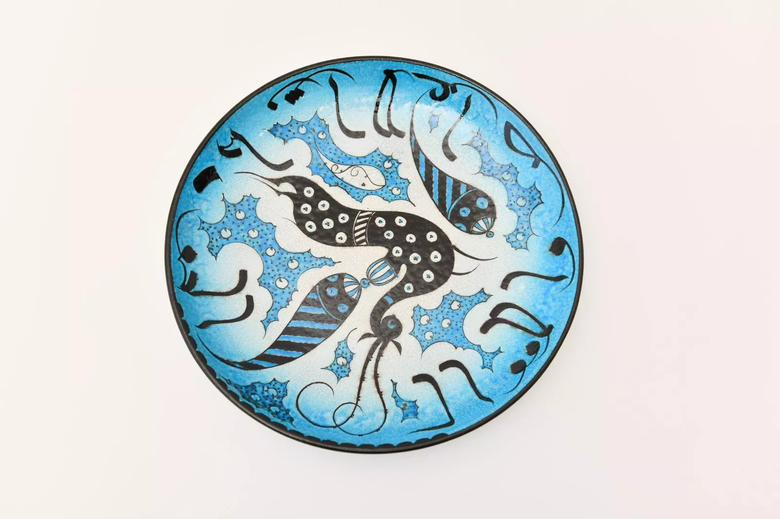 Plat artisanal présentant un ornement épigraphique original dans le style ancien de Samarkand